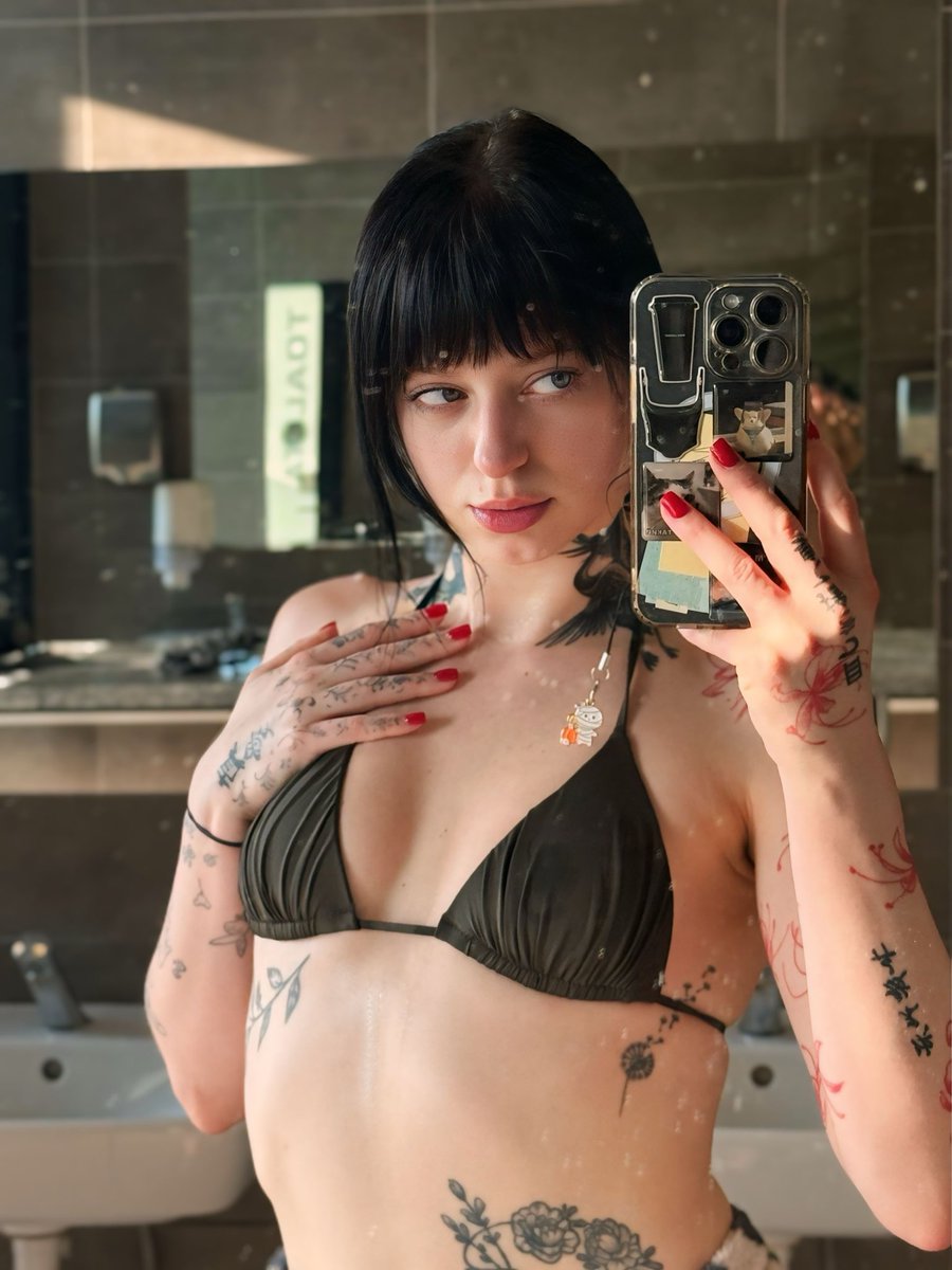 SweetCherryInk's tweet image. It’s getting too hot in here... but I can make it even hotter 🍒
My secret world is waiting for you. Check the link in bio for more 🔗✨
#tattoogirl #inked #fitmodel #saunavibes