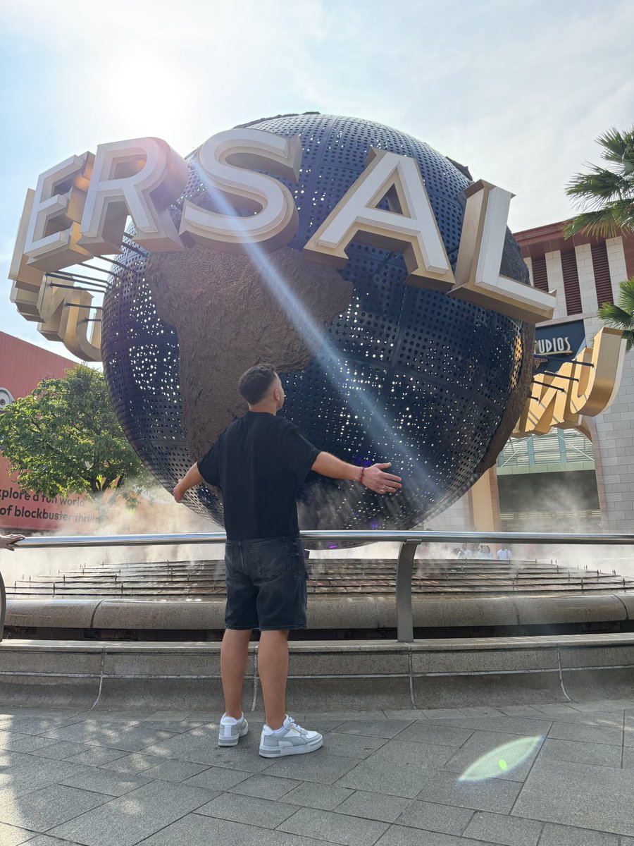 alepresenta's tweet photo. el Universal más random, pero al fin en uno🌎 https://t.co/iZ4p1zoT87