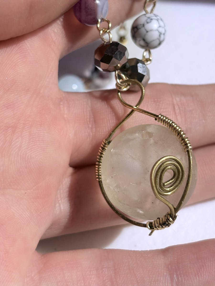lady_mis4tune's tweet image. Hand made necklace, with 20 small 18k gold plated seed beads. I wrapped the stone myself with copper wire I’m not sure what kind of stone it is. Mostly made with miscellaneous stones and beads I had lying around.

#madewithlove
