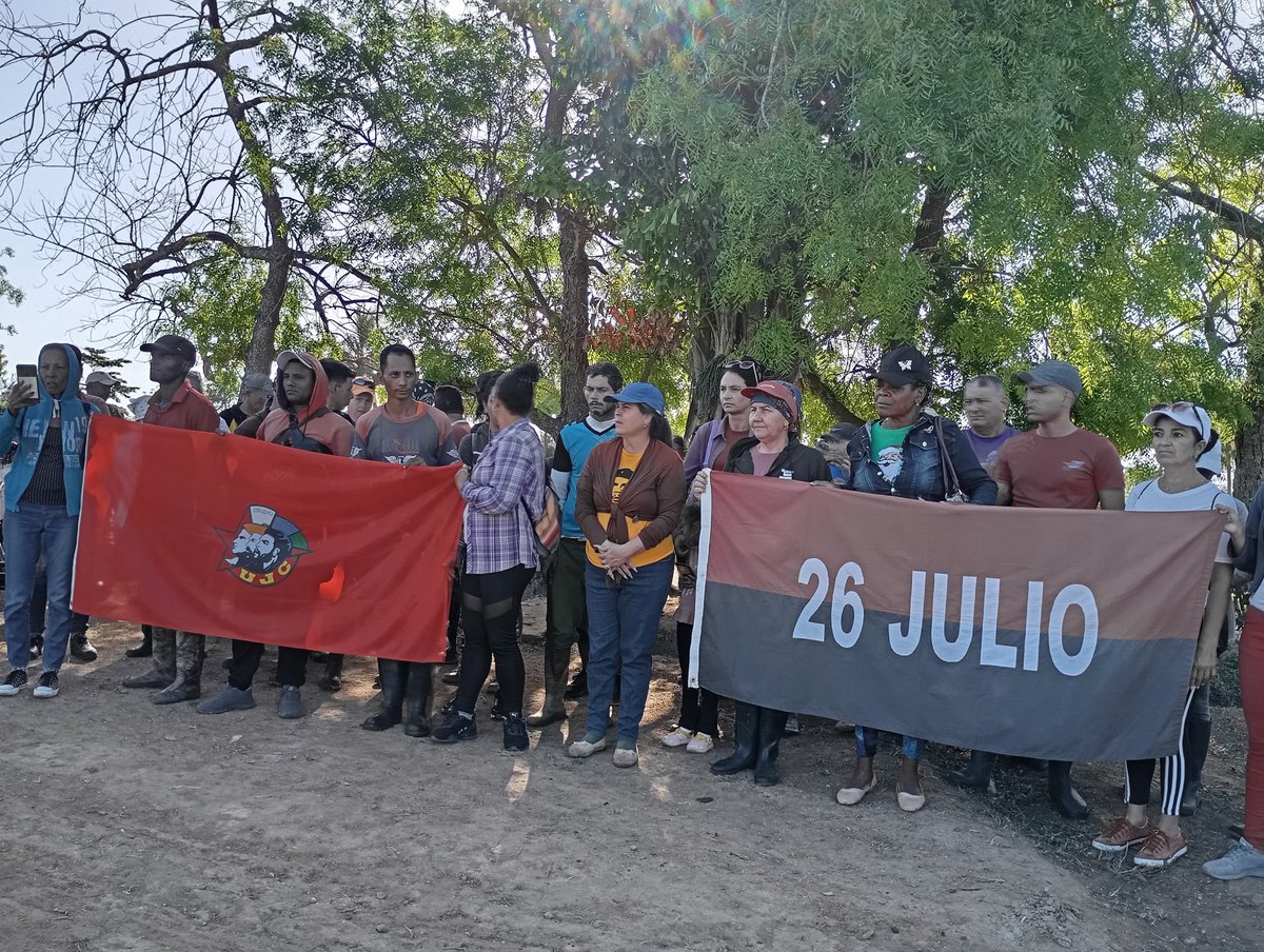 Desde el trabajo voluntario lanzamos la convocatoria del 1ro de mayo en Ciro Redondo dónde reafirmamos que #LaPatriaSeDefiende y denunciamos el injusto y criminal bloqueo contra el pueblo cubano. #TumbaElBloqueo #PorCiroRedondoTodo