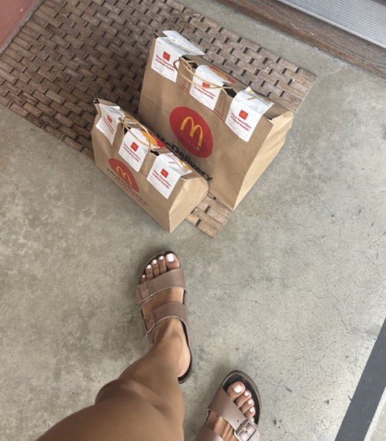 FrenchRapUS's tweet photo. 🚨 IMPROBABLE ! 

Une livreuse Uber Eats est devenue virale en ajoutant ses pieds sur chacune des photos de livraison pour obtenir plus de pourboires 😭

Le pire c’est que ça marche réellement mdrrr https://t.co/TXuutZjFS6