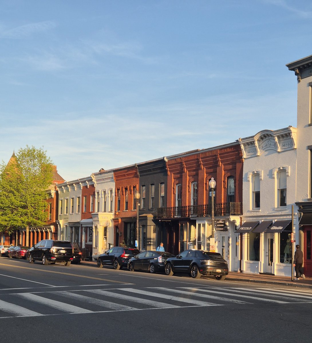 milanamasic's tweet image. a ova fotografija mi je ispala kao kakva slika mog omiljenog slikara Edvarda Hopera, neka mi je i ona tu