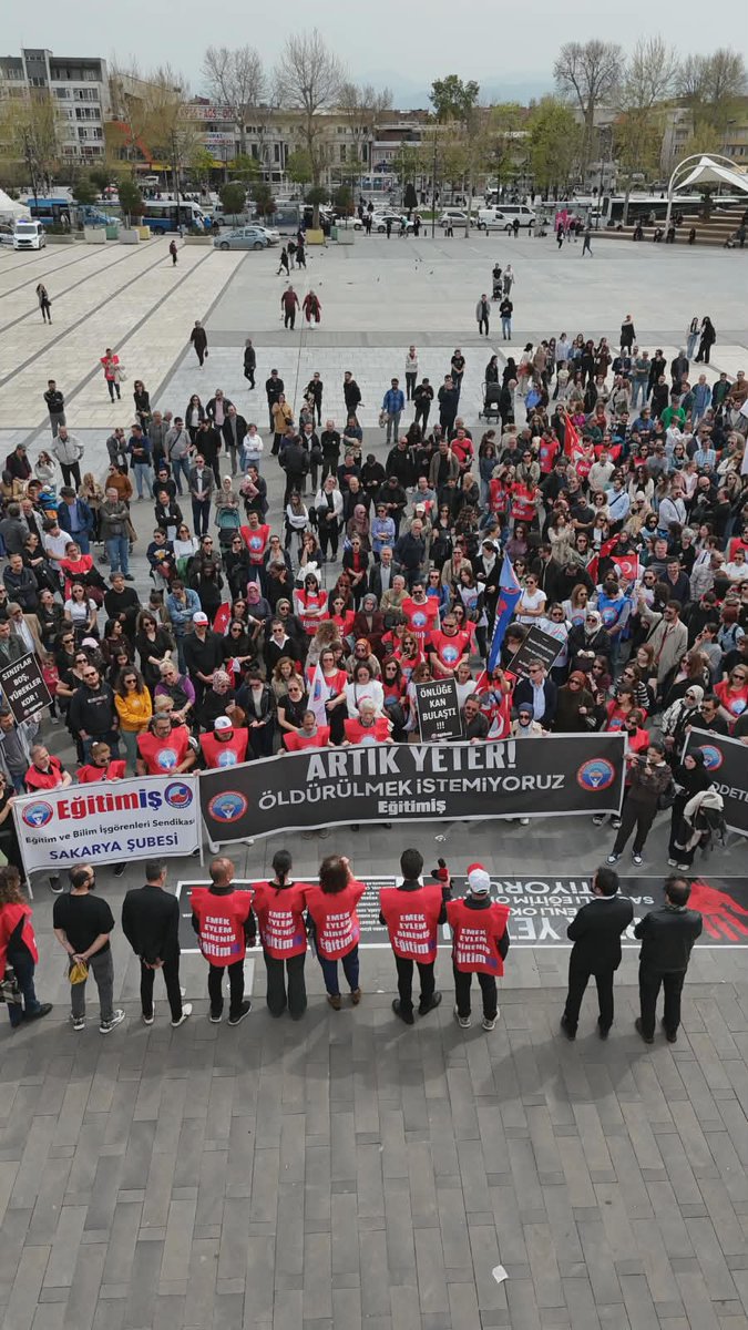 Egitim camiasina bas sagligi dilerim. Bugun meydanlarda idik, yarin da meydanlarda olacagiz. Yillardir bu sorunlari yasiyoruz. MEB bu soruna cozum bulincaya, bakanin dikkatinin dikkatini cekinceye kadar da meydanlarda olacagiz. Sayin Bakan don de bir bize bak.