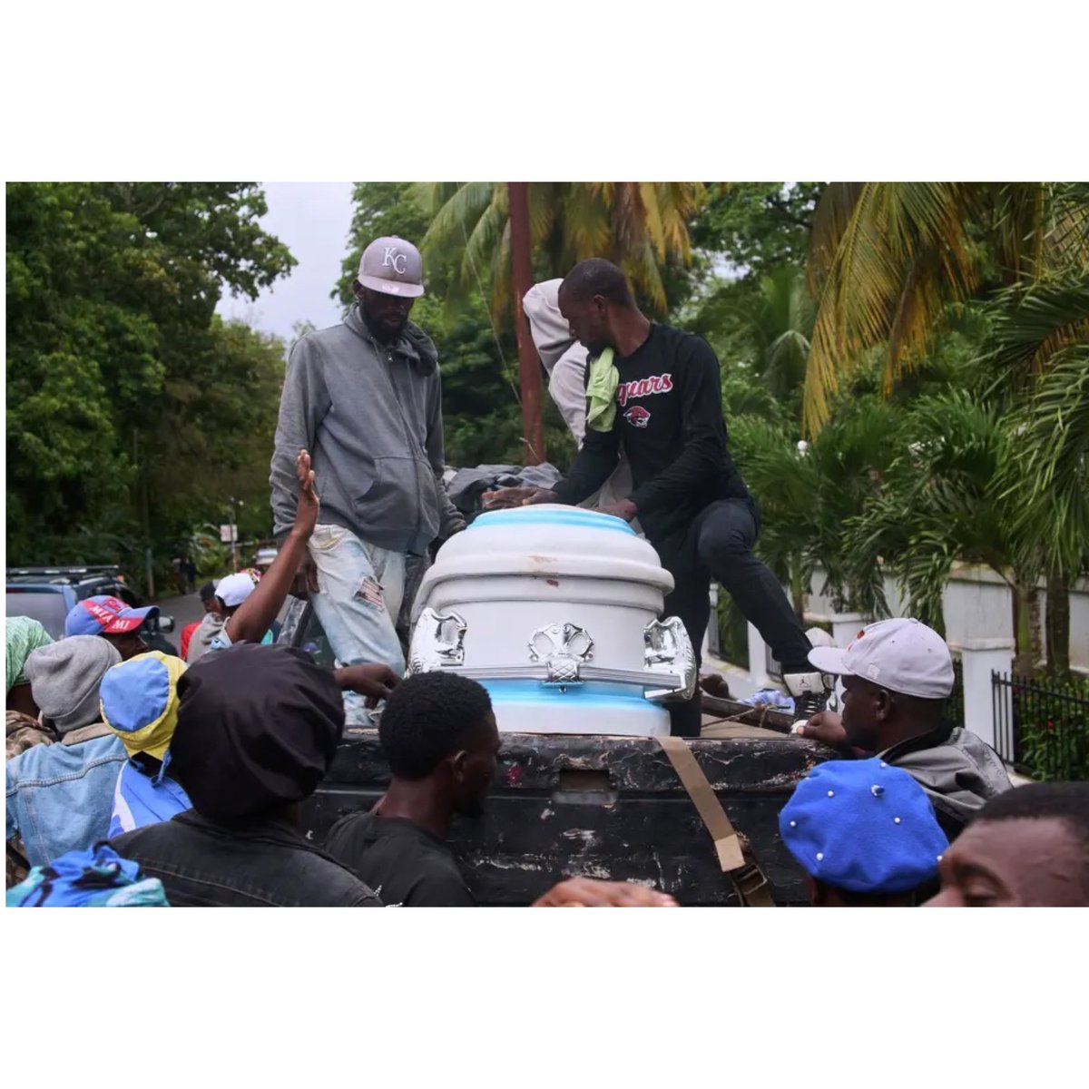 KetlainDifficil's tweet photo. Mw fè Foto sa yo pou AP (Associated Press) Dimanch lan sou evènman trajik ki pase Sitadèl la. 
Plis pase yon santèn Gwo Medya tout kote nan mond lan itilize yo pou ilistre nan atik, jounal, elt… https://t.co/qYHC0oBdUI