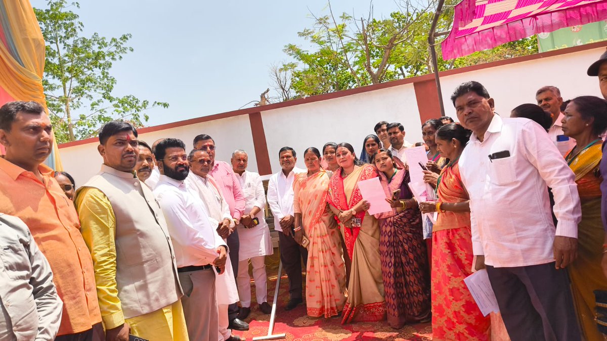AnamikaDevi19's tweet photo. सिमरिया प्रखंड कार्यालय में आज महिला स्वयंसहायता समूह की बहनों के बीच सोलर पंप वितरण का सफल आयोजन हुआ।
आदरणीय सांसद श्री कालीचरण सिंह जी एवं आदरणीय विधायक श्री उज्जवल दास जी की गरिमामयी उपस्थिति में बहनों को आत्मनिर्भरता की दिशा में एक मजबूत साधन मिला। https://t.co/6K3cZKX48L
