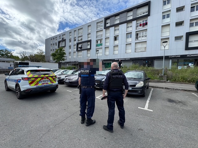 PoliceNat44's tweet image. #ContreLeNarcotrafic | Opérations renforcées dans le quartier de la Bottière à #Nantes . Nos policiers, soutenus par la #CRS, l’unité canine anti-stupéfiants et la police municipale, multiplient les contrôles et investissent les immeubles pour démanteler les points de deal.