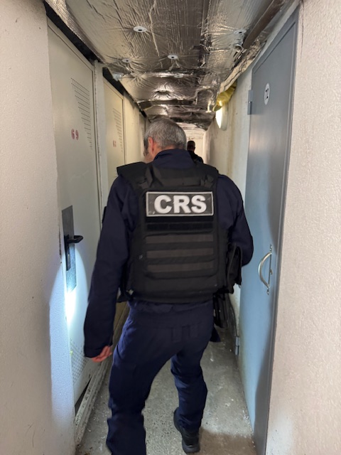 PoliceNat44's tweet image. #ContreLeNarcotrafic | Opérations renforcées dans le quartier de la Bottière à #Nantes . Nos policiers, soutenus par la #CRS, l’unité canine anti-stupéfiants et la police municipale, multiplient les contrôles et investissent les immeubles pour démanteler les points de deal.