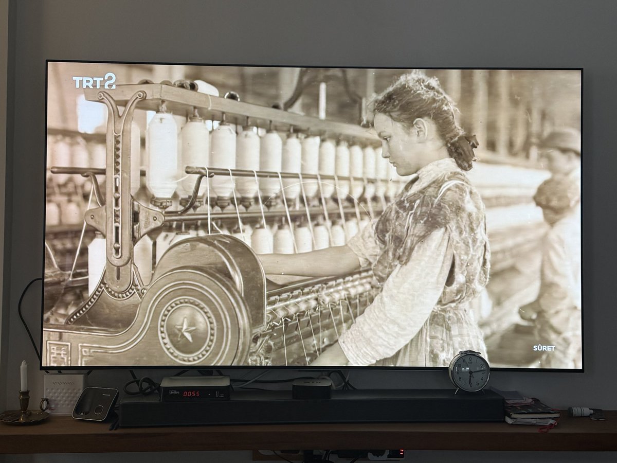 Akşamüstü bilgisi; Lewis Wickes Hine çocuk işçiliğini belgeleyen ve bu sayede çocuk işçiliği amerikada 1912 de sınırlandıran yasaların yapılmasını sağlayan bir fotoğrafçıymış. Tv kanalları geçişinde denk geldiğim en güzel bilgi.