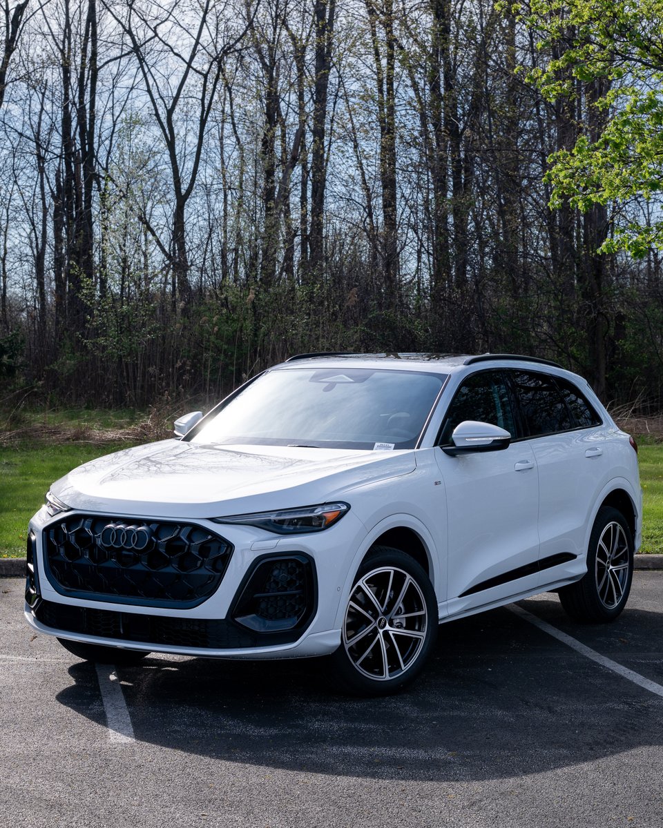 AudiMentor's tweet image. Now it feels complete.

2026 Audi Q5 quattro®
S line Black Optic package:

— 20" 5-double-spoke wheels
— Black exterior trim and roof rails
— Anthracite Audi rings
— Dark chrome exhaust tips

Available now at Audi Mentor. #AudiMentor #AudiQ5