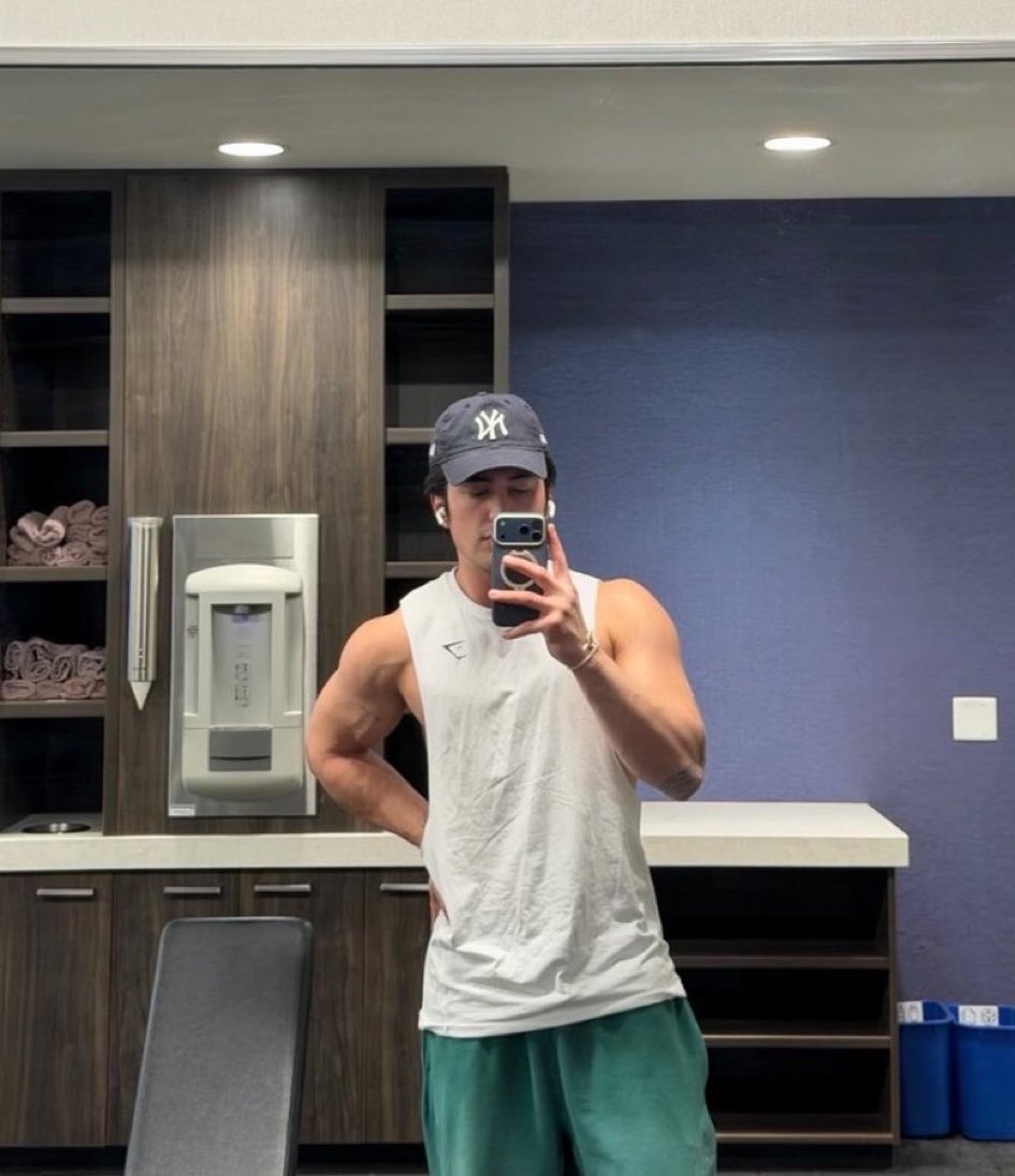 hes gonna forget hes supposed to be the bottom in a scene a fold connor in half