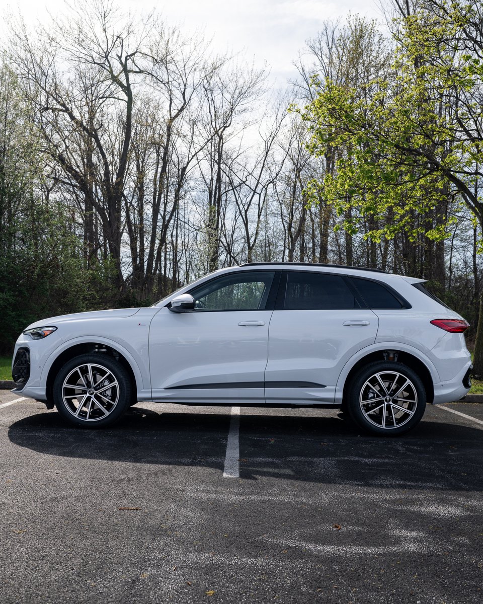 AudiMentor's tweet image. Now it feels complete.

2026 Audi Q5 quattro®
S line Black Optic package:

— 20" 5-double-spoke wheels
— Black exterior trim and roof rails
— Anthracite Audi rings
— Dark chrome exhaust tips

Available now at Audi Mentor. #AudiMentor #AudiQ5