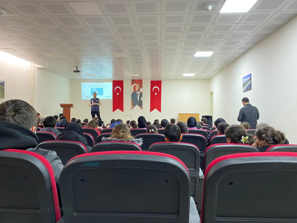 Gümüşhane Siber Suçlarla Mücadele Şube Müdürlüğü personellerince ilçemizdeki ortaokul ve lise öğrencilerine  Siber Zorbalık ve Siber Suçlarla Mücadele eğitimi verildi.