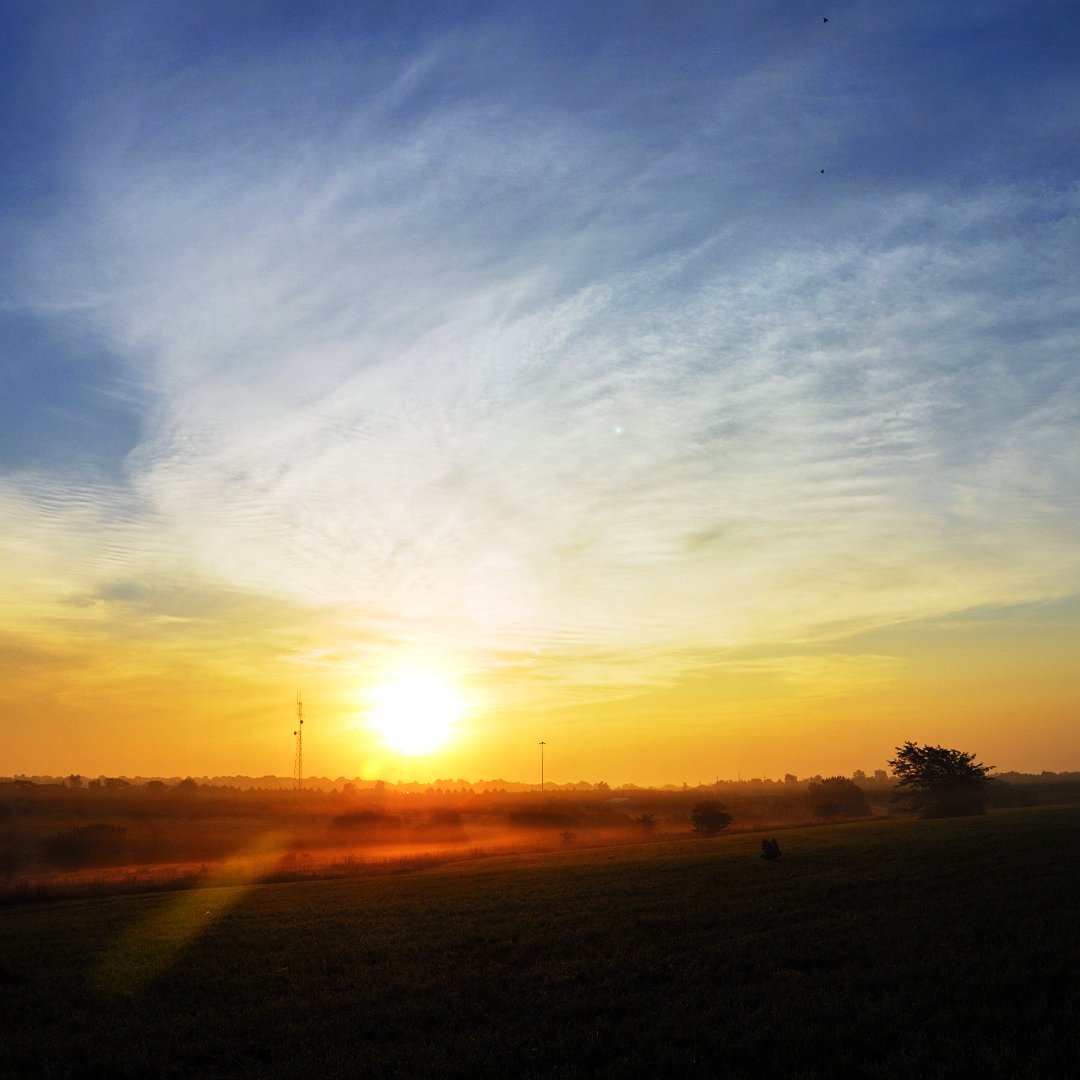scorpius2k1's tweet photo. As the morning light breaks with a quiet magnetism, our spirits are instinctively drawn to the glow. Within this dawn, every day holds the power of new beginnings, an unwritten chapter unfolding in the symmetry of the sun. In that stillness, the world awakens 🔆 https://t.co/BrtOhm7QDO