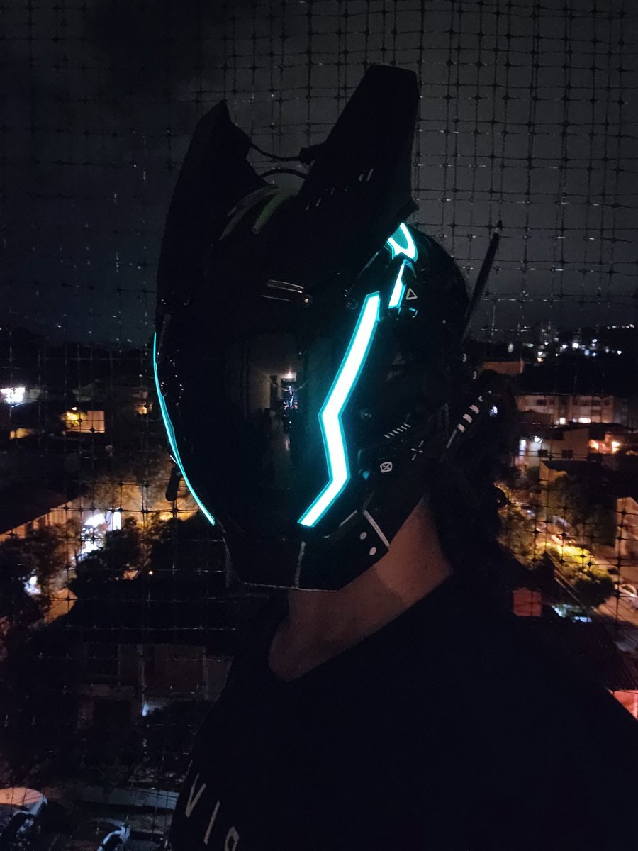 protuniks's tweet image. Photos at night are so cool. I wish I could go out and take more wearing this without being in full danger here in Colombia

#cyberpunk #robot #mask