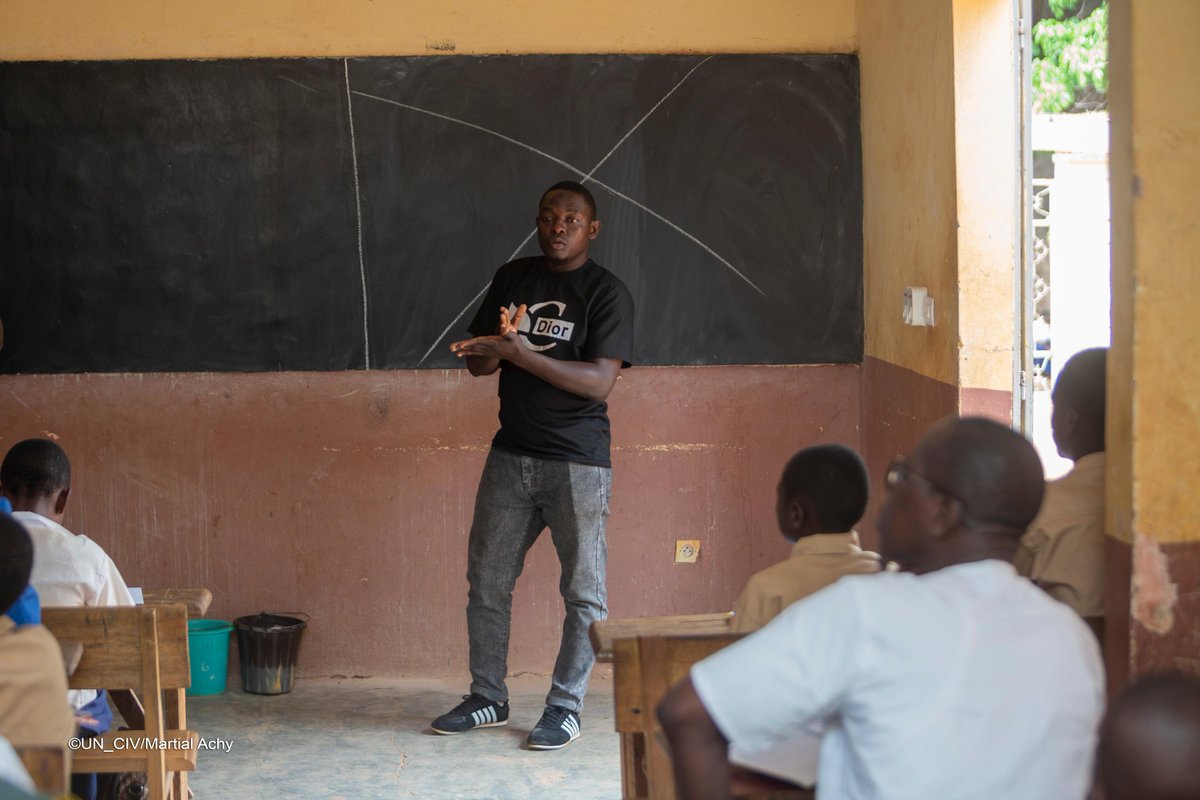 ONU_CIV's tweet photo. 🚫 Le handicap ne devrait pas être un frein à l’éducation.

📚 À Korhogo, des classes inclusives soutenues par l’@UnescoCIV permettent à des élèves sourds, malentendants ou malvoyants d’apprendre aux côtés des autres, avec les mêmes chances de réussir.

L’inclusion est un droit ! https://t.co/VI7tDA93oV