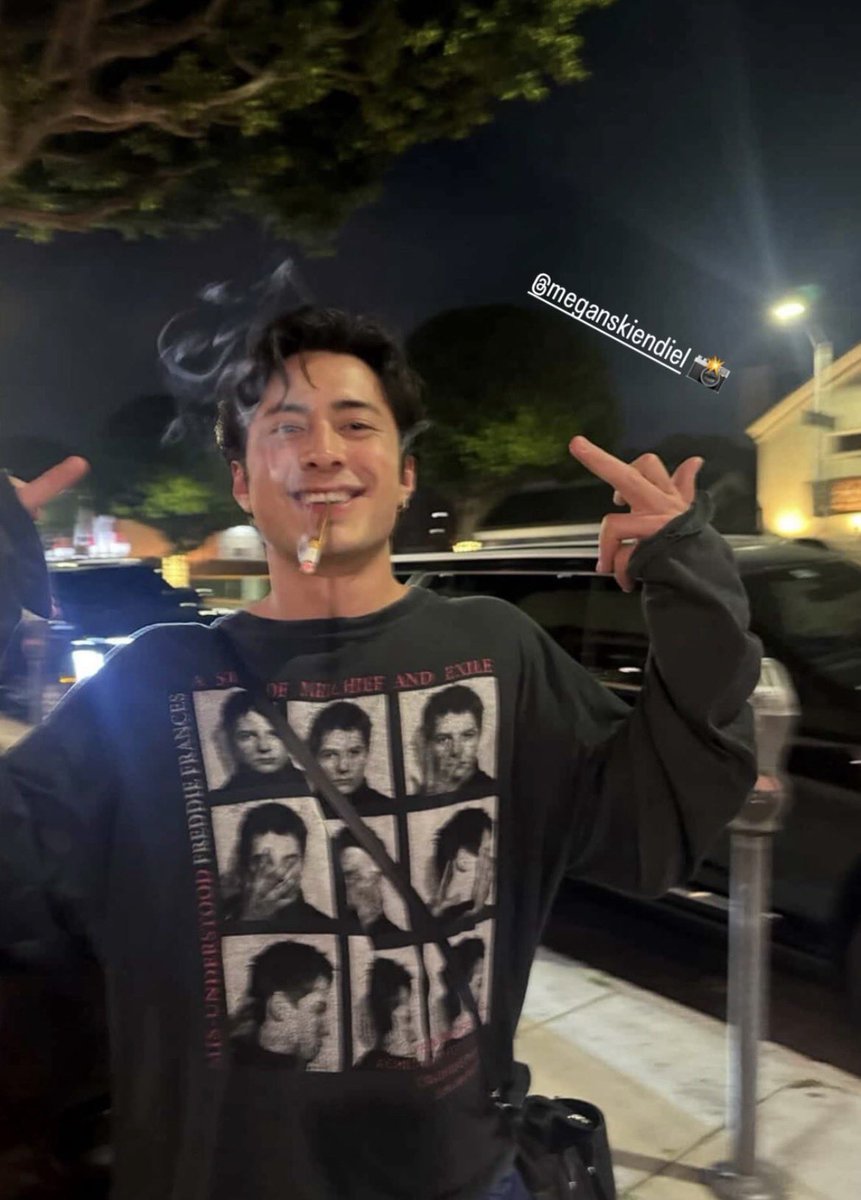 oh to be a fly on the wall for their conversations..he’s sitting on all the katseye tea rn