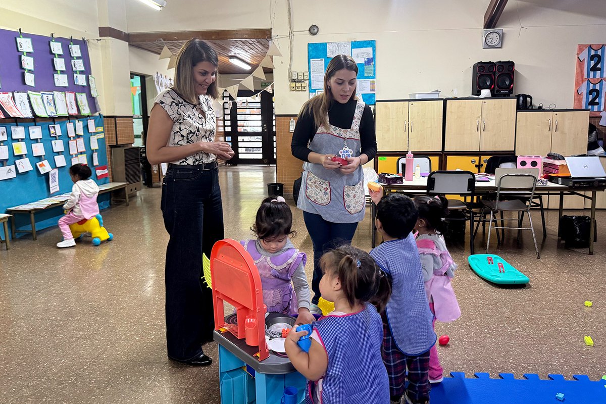 GiselaLZamora's tweet photo. En el marco del programa 'Redes para el Cuidado de la Primera Infancia', realizamos la entrega de kits lúdicos en el Jardín 920 de El Talar.
Acompañar a nuestras infancias es construir futuro. 💛 https://t.co/PTvY6TNM3B