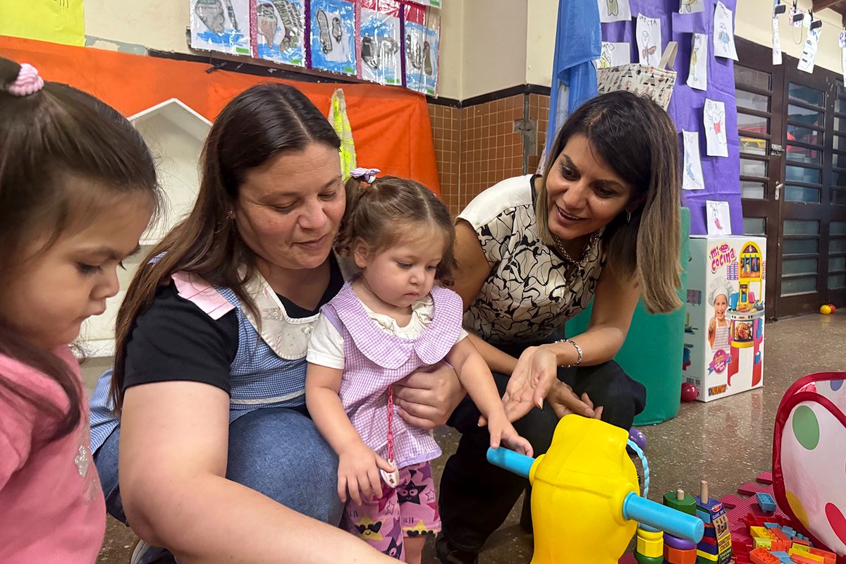 GiselaLZamora's tweet photo. En el marco del programa 'Redes para el Cuidado de la Primera Infancia', realizamos la entrega de kits lúdicos en el Jardín 920 de El Talar.
Acompañar a nuestras infancias es construir futuro. 💛 https://t.co/PTvY6TNM3B
