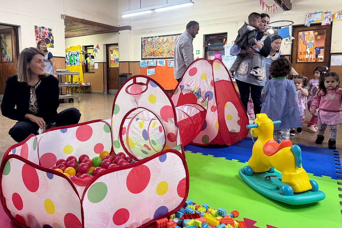 GiselaLZamora's tweet photo. En el marco del programa 'Redes para el Cuidado de la Primera Infancia', realizamos la entrega de kits lúdicos en el Jardín 920 de El Talar.
Acompañar a nuestras infancias es construir futuro. 💛 https://t.co/PTvY6TNM3B