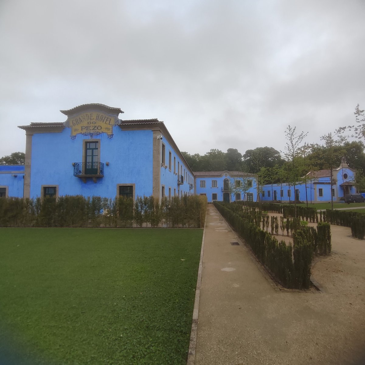 migblah's tweet photo. aún no me creo que fuésemos al hotel oliveiriano de Peso (el de Viagem ao princípio do mundo) restaurado tras años de abandono, y que tenga una exposición de su cine https://t.co/kBo4henEp2