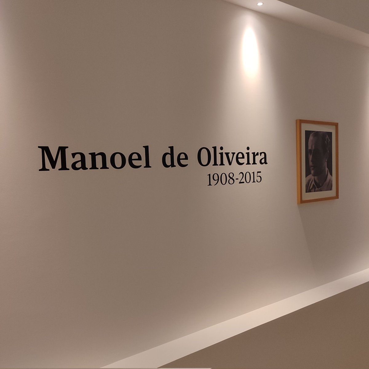 migblah's tweet photo. aún no me creo que fuésemos al hotel oliveiriano de Peso (el de Viagem ao princípio do mundo) restaurado tras años de abandono, y que tenga una exposición de su cine https://t.co/kBo4henEp2