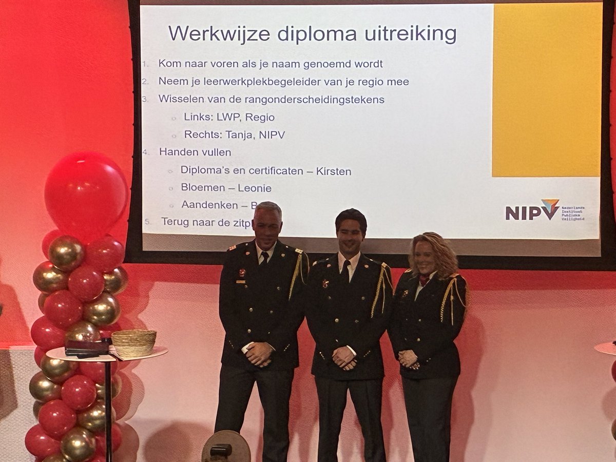 KeesJong1980's tweet photo. Onze student aan de voltijd officieropleiding ontvangt vandaag zijn diploma. Heel goed gedaan en een mooie start van een carrière bij de brandweer! We kunnen deze nieuwe instroom heel goed gebruiken en wensen hem veel succes en plezier bij @vrnhn https://t.co/DgZwx1giYK