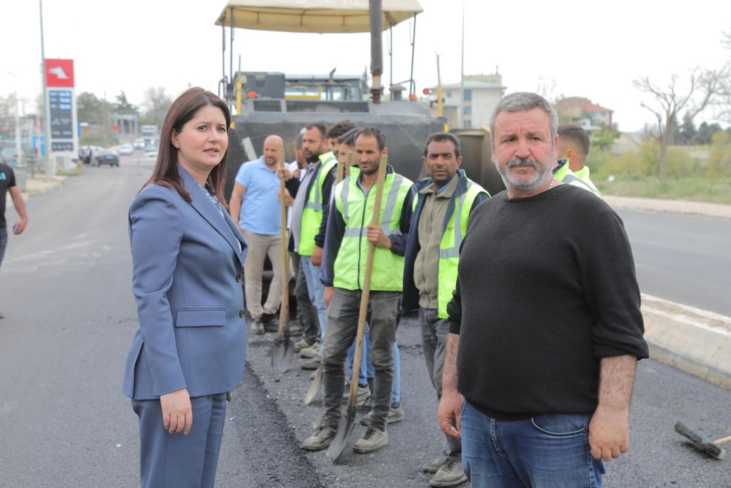 avfilizgencan's tweet photo. Hilly Hotel Kavşağı’nda asfalt çalışmalarını yerinde inceledik.

Altyapısı tamamlanan bölgelerde üstyapı çalışmalarımızı etap etap sürdürüyoruz.

Sahada emek veren tüm ekip arkadaşlarımıza teşekkür ediyorum. https://t.co/ZV4v1MgVR3
