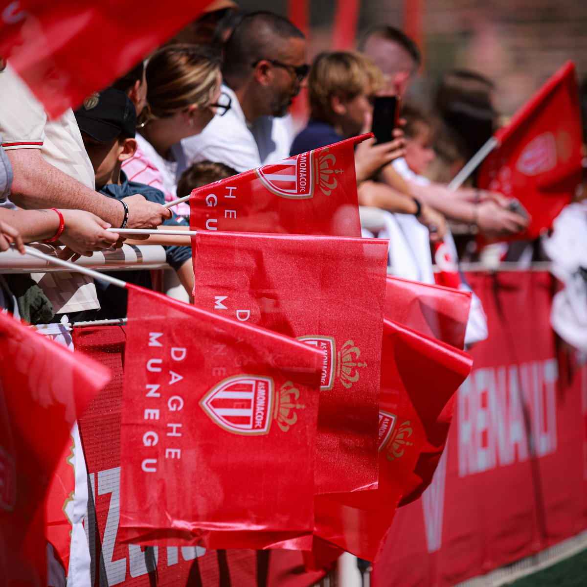 AS_Monaco's tweet photo. ⚽️ Ce mercredi matin, près de 400 supporters de l’AS Monaco ont pu assister à un 𝐎𝐩𝐞𝐧 𝐓𝐫𝐚𝐢𝐧𝐢𝐧𝐠 au Centre de Performance !