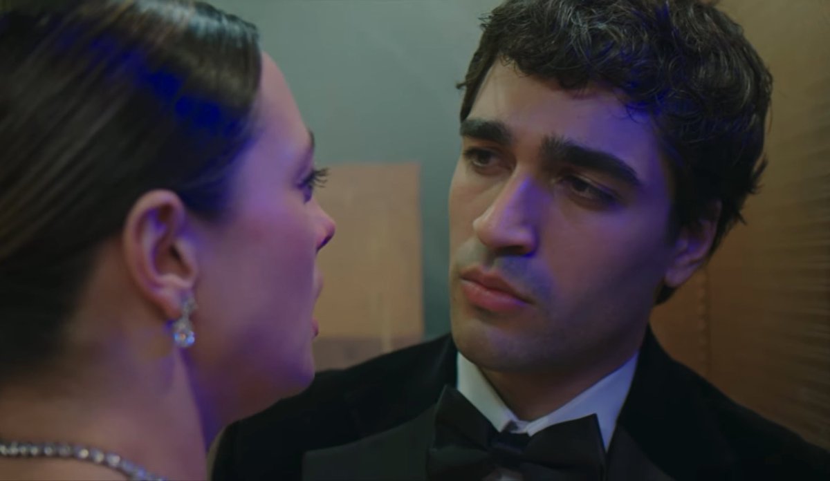 askmelisszn's tweet photo. yusuf olha para hazan e finge não se importar e quando olha pra dila ele finge que se importa, CINEMA https://t.co/IlTU4M9V4T