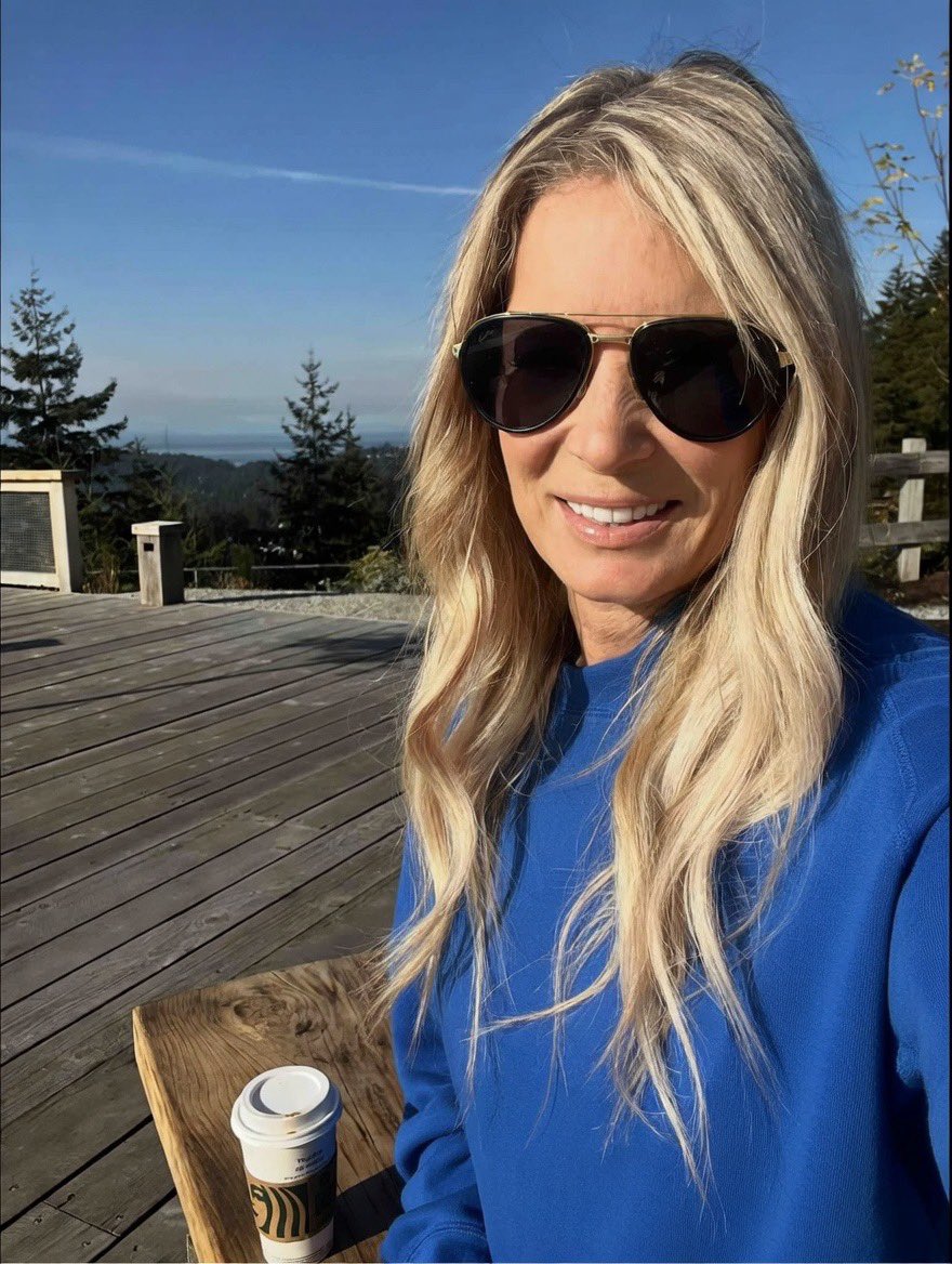 WestVan8675309's tweet image. I will always ❤️ VanCity! Time for the  sun to shine! 🌅👩😃🌞👱‍♀️☀️🌻😊👩‍🦳 #VanCity #Smiles #FAFO