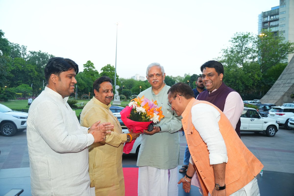 PKhandelwal_MP's tweet photo. आज एनडीएमसी कन्वेंशन सेंटर में कैट द्वारा आयोजित “संघ गंगा के तीन भगीरथ” का प्रभावशाली नाट्य मंचन देखा।

कार्यक्रम में भाजपा के माननीय संगठन महामंत्री श्री बी.एल. संतोष जी की गरिमामयी उपस्थिति रही।

सजीव एवं भावपूर्ण प्रस्तुति के माध्यम से पूज्य डॉ. हेडगेवार जी, पूज्य गुरुजी एवं पूज्य बालासाहब देवरस जी के अद्वितीय योगदान और संघ के निर्माण एवं विस्तार की प्रेरणादायी यात्रा का उत्कृष्ट चित्रण किया गया।

यह मंचन न केवल ऐतिहासिक था, बल्कि राष्ट्र निर्माण की भावना को भी सशक्त करने वाला रहा।

@blsanthosh @RSSorg @CAITIndia @BCBHARTIA @arvindgargbjp