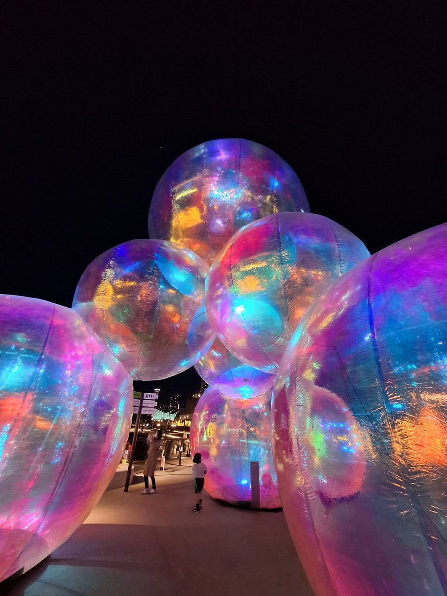 januar_ep0104's tweet image. Spent the evening at KOBE BUBBLUMI 🌊✨
Bubble art by the sea during the day, and colorful illuminations at night—completely different vibes in one place.
@Kobe_PRA
#Kobe #神戸 #Waterfront #イルミネーション #JapanTravel