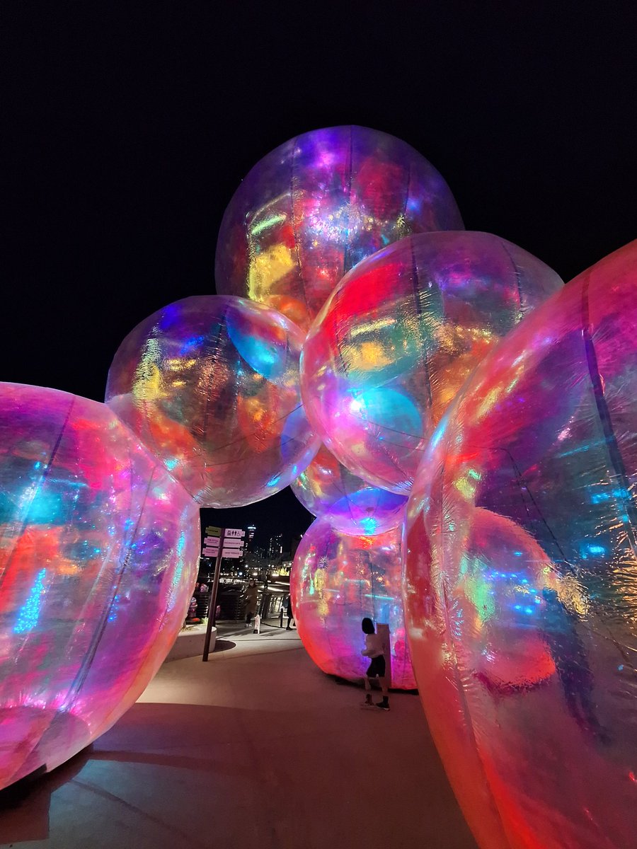 januar_ep0104's tweet image. Spent the evening at KOBE BUBBLUMI 🌊✨
Bubble art by the sea during the day, and colorful illuminations at night—completely different vibes in one place.
@Kobe_PRA
#Kobe #神戸 #Waterfront #イルミネーション #JapanTravel
