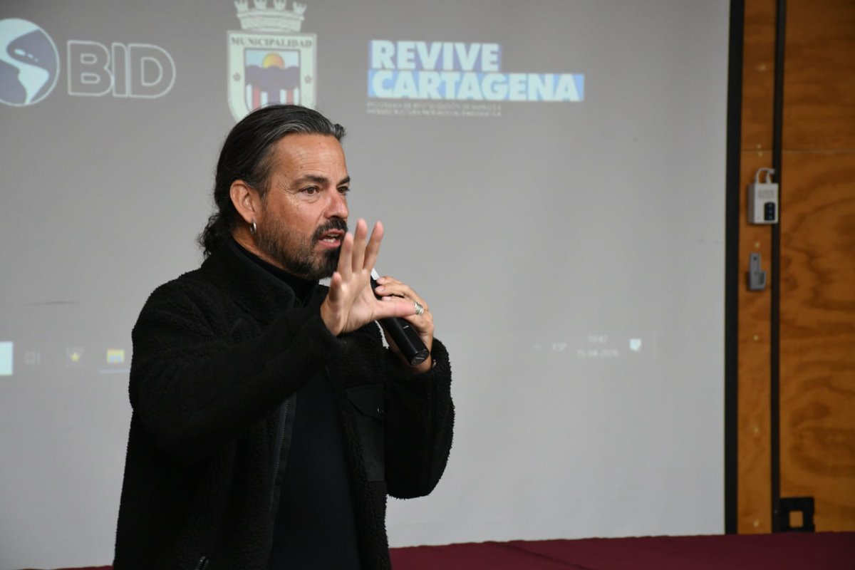 UAustraldeChile's tweet photo. En el Día de la Cocina Chilena el destacado chef Carlo von Mühlenbrock realizó esta mañana la charla "El amor de Chile en los mercados: patrimonio, identidad y sustentabilidad". 

Jornada realizada por la Cooperativa "Mercado-Persa-Camino de Luna" que es integrada por 80 empresarios y locatarios actuales del Mercado Municipal y Feria Persa de Valdivia.

Esta actividad se enmarca en un trabajo interdisciplinario entre las carrera de Administración de Empresas en Turismo y Arquitectura, y se desarrolló en la sala Parque Nacional Alerce Costero de la Facultad de Ciencias Económicas y Administrativas de la UACh.

@faceauach