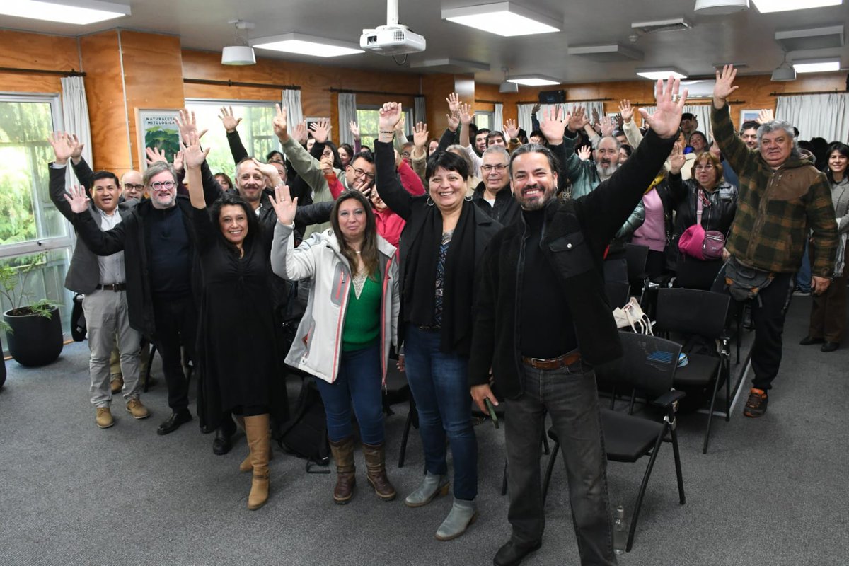 UAustraldeChile's tweet photo. En el Día de la Cocina Chilena el destacado chef Carlo von Mühlenbrock realizó esta mañana la charla "El amor de Chile en los mercados: patrimonio, identidad y sustentabilidad". 

Jornada realizada por la Cooperativa "Mercado-Persa-Camino de Luna" que es integrada por 80 empresarios y locatarios actuales del Mercado Municipal y Feria Persa de Valdivia.

Esta actividad se enmarca en un trabajo interdisciplinario entre las carrera de Administración de Empresas en Turismo y Arquitectura, y se desarrolló en la sala Parque Nacional Alerce Costero de la Facultad de Ciencias Económicas y Administrativas de la UACh.

@faceauach