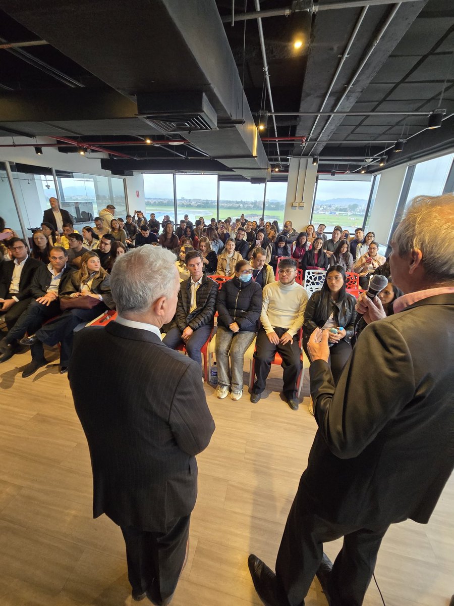 Álvaro Uribe Vélez tweet media