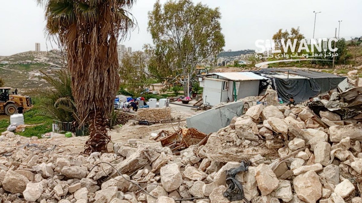 embpalestinauru's tweet photo. 🔴Las fuerzas de ocupación #israelíes demolieron una casa y otra instalación #palestinas, y arrasaron muros y naves agrícolas en los terrenos orientales de la aldea de Al-Issawiya, en la #Jerusalén ocupada. https://t.co/egQeZs7a3V