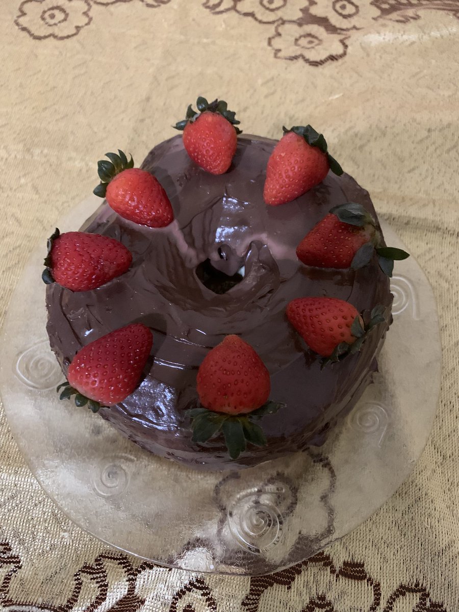 olhem o meu bolinho de aniversário que eu mesma fiz!!

(foi pela primeira vez, nao julguem😭)