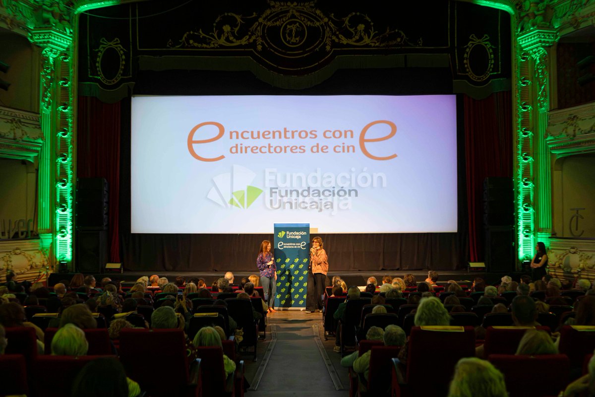 FundUnicaja's tweet photo. 🎬Este lunes celebramos una cita del ciclo 'Encuentros con directores de cine' muy especial. Recibimos a la directora catalana @meriripoll, una de las primeras protagonistas del ciclo en el año 1999, que presentó su última película 'El fantasma de mi mujer'.

📸 @chemaartero https://t.co/7SZS8IfE0t