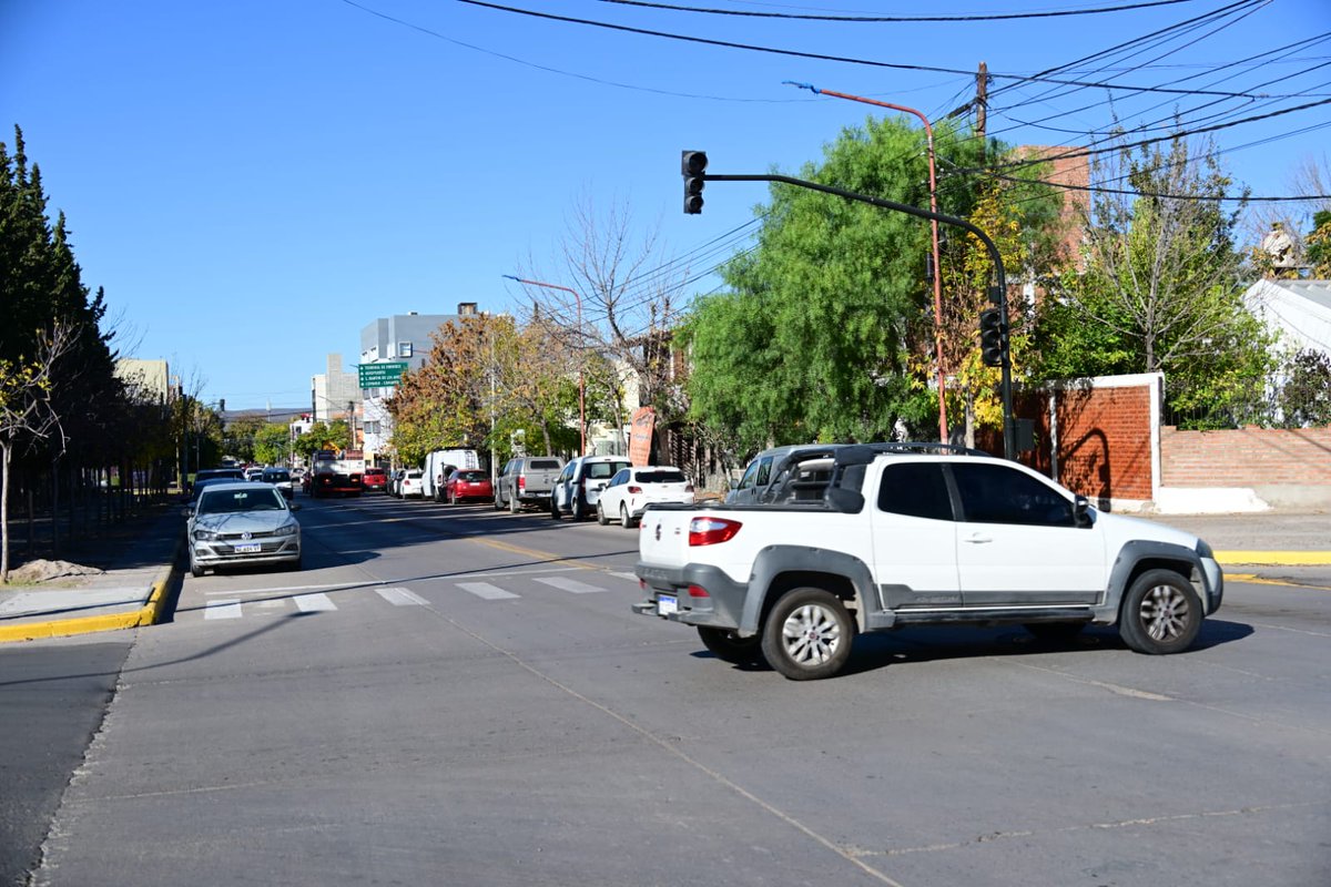 tanapasqualini's tweet photo. 🚦 Más seguridad vial para la ciudad
Sumamos el semáforo N°23 en la esquina de Elordi y Colón
👉 Nueva tecnología para mejorar la circulación
🎯 Señalización renovada y mayor visibilidad
Seguimos construyendo una ciudad más ordenada, segura e inclusiva para todos y todas. https://t.co/IEDTKcR4yO