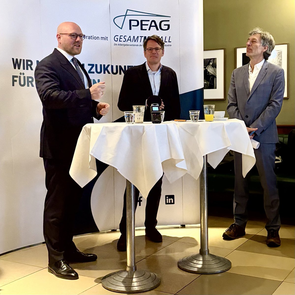 MatthiasBannas's tweet photo. Wie sollten Unternehmer zu ihren Mitarbeitern in punkto AfD kommunizieren. U.a. darum ging es beim Talk der @PEAG_Gruppe @Gesamtmetall mit @JensPeick und @knut_bergmann vom iw. Hier mein Bericht für #berlinbubble.
https://t.co/4a5On2LXVM https://t.co/CgLtNBYXLA