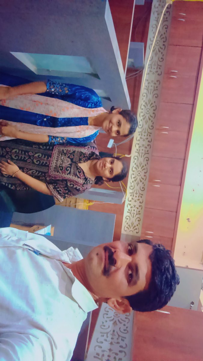 TalwarHanamanta's tweet photo. ನನ್ನ ಮಗಳು ನಕ್ಷತ್ರ ಭೇಟಿ ಆಗುವ ಸಮಯದಲ್ಲಿ ನನ್ನ ಮಗಳ ಕ್ಲಾಸ್ಮೆಂಟ್ ಮತ್ತು ಆತ್ಮೀಯರಾದ ಶ್ರೀ ಗೋವಿಂದ ಕಾರಜೋಳ್ ಮಾಜಿ ಉಪಮುಖ್ಯಮಂತ್ರಿಗಳು ಕರ್ನಾಟಕ ಸರ್ಕಾರ . ಪ್ರಸ್ತುತ ಚಿತ್ರದುರ್ಗದ ಸಂಸತ್ ಸದಸ್ಯರು. ಅವರ ಮೊಮ್ಮಗಳಾದ ಸಂಜೀವಿನಿ ಕಾರಜೋಳ್ .ಅವರು ಆಕಸ್ಮಿಕವಾಗಿ ಆಕ್ಸ್ಫರ್ಡ್ ಪಿಯು ಕಾಲೇಜ್ ನಾಗರಬೆಟ್ಟದಲ್ಲಿ ಭೇಟಿಯಾದವು... https://t.co/5FoIWeN8ZK