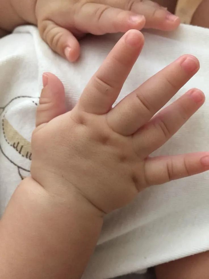 moon_ren17's tweet image. Baby's tiny hand 🥺

#루이 #LOUIS #롱샷 #LNGSHOT