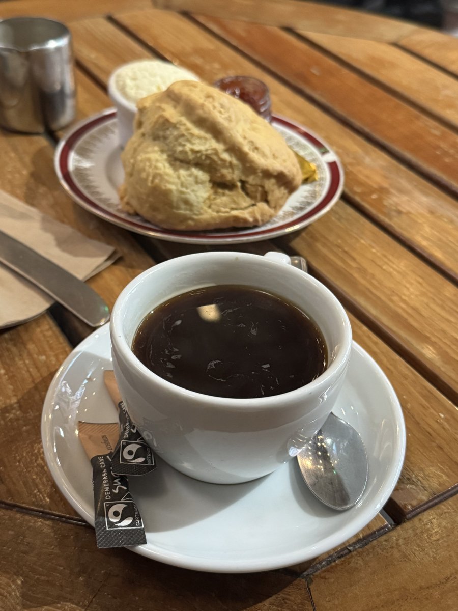 DbpryaB's tweet image. Just hopped off the train in Edinburgh! Grabbed a warm scone with clotted cream at Waverley Station—pure joy. Next stop: Arthur’s Seat to chase the sunset.  #EdinburghAdventures #TrainTravel