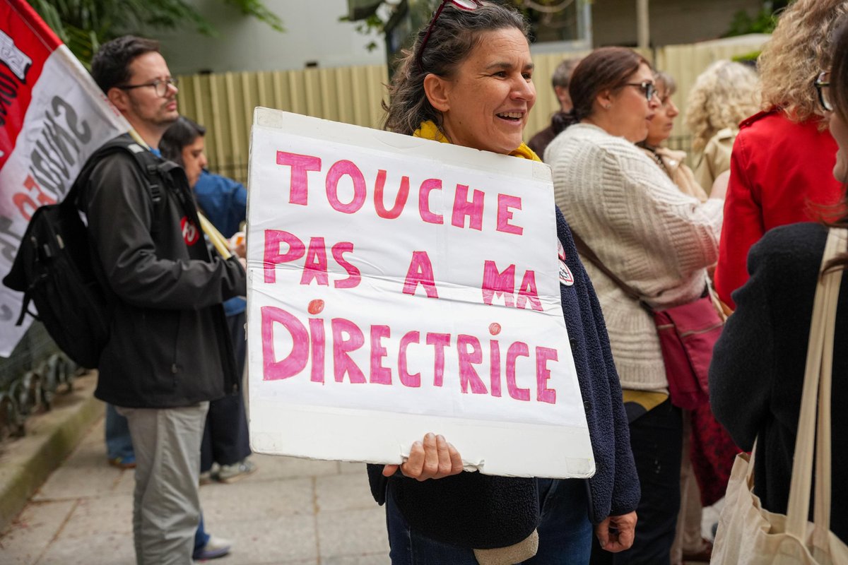 CastetsLucie's tweet photo. Avoir des services publics de qualité nécessite du temps et des moyens. À Paris, le système de décharge permet à nos directeurs d’école d’accompagner les élèves et les familles. L’État veut le remettre en cause : nous soutenons la communauté éducative. https://t.co/0SDcB4oPbq
