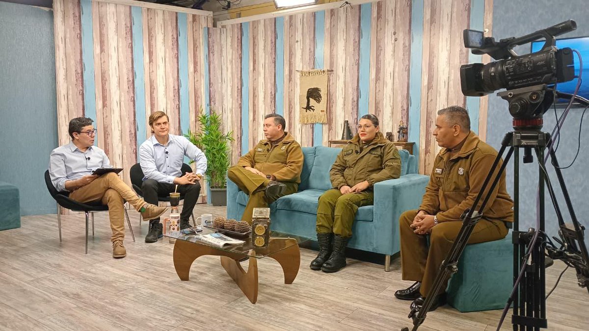 CarabMagallanes's tweet photo. Esta mañana el Jefe Nacional de la Central de Comunicaciones #Cenco, Coronel Claudio Pavez, junto a su comitiva, participó en el matinal #UnaMañanaEnFamilia de @ITVPatagoniaHD, concientizando sobre el buen uso del 133 y el trabajo silencioso de las Comunicaciones en @Carabdechile https://t.co/X7OHafDnpz