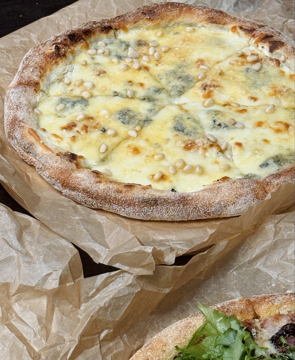 loveless_said_'s tweet image. Я проработала 7 месяцев в ресторане не для того, чтобы просто есть пиццу. А чтобы делать её идеальной. Сегодня дома повторила то, чему научилась. Пекарский камень, экраны, лопата, собственное тесто и домашние мясные деликатесы (да, колбаса и ростбиф мои!).
#pizzatime