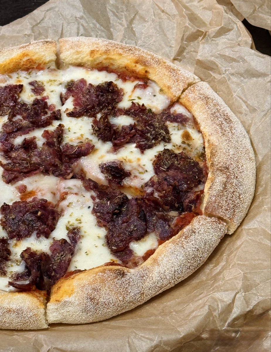 loveless_said_'s tweet image. Я проработала 7 месяцев в ресторане не для того, чтобы просто есть пиццу. А чтобы делать её идеальной. Сегодня дома повторила то, чему научилась. Пекарский камень, экраны, лопата, собственное тесто и домашние мясные деликатесы (да, колбаса и ростбиф мои!).
#pizzatime