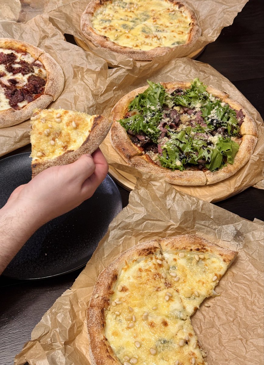 loveless_said_'s tweet image. Я проработала 7 месяцев в ресторане не для того, чтобы просто есть пиццу. А чтобы делать её идеальной. Сегодня дома повторила то, чему научилась. Пекарский камень, экраны, лопата, собственное тесто и домашние мясные деликатесы (да, колбаса и ростбиф мои!).
#pizzatime