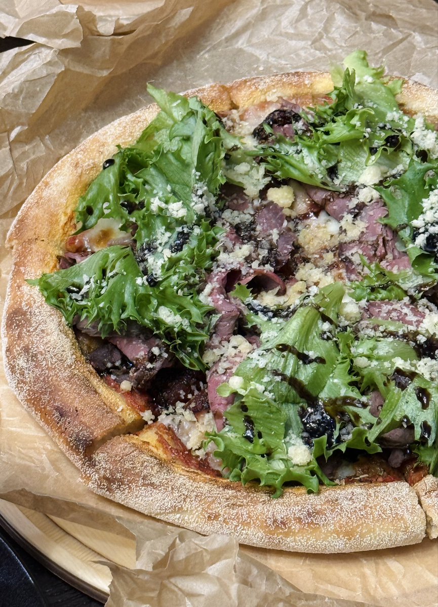 loveless_said_'s tweet image. Я проработала 7 месяцев в ресторане не для того, чтобы просто есть пиццу. А чтобы делать её идеальной. Сегодня дома повторила то, чему научилась. Пекарский камень, экраны, лопата, собственное тесто и домашние мясные деликатесы (да, колбаса и ростбиф мои!).
#pizzatime